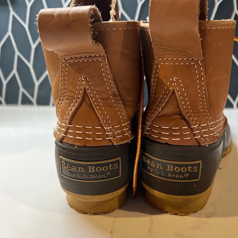 L.L.Bean kids Bean boots 8 inches insulated like new condition size 5 M - Picture 4 of 11
